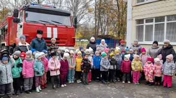 Знакомство с пожарной машиной Знакомство с пожарной машиной.